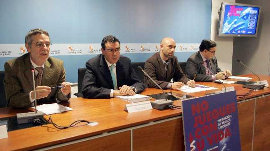 El viceconsejero de Empleo, Ignacio Ariznavarreta, segundo por la izquierda, junto con representantes sindicales en Valladolid
