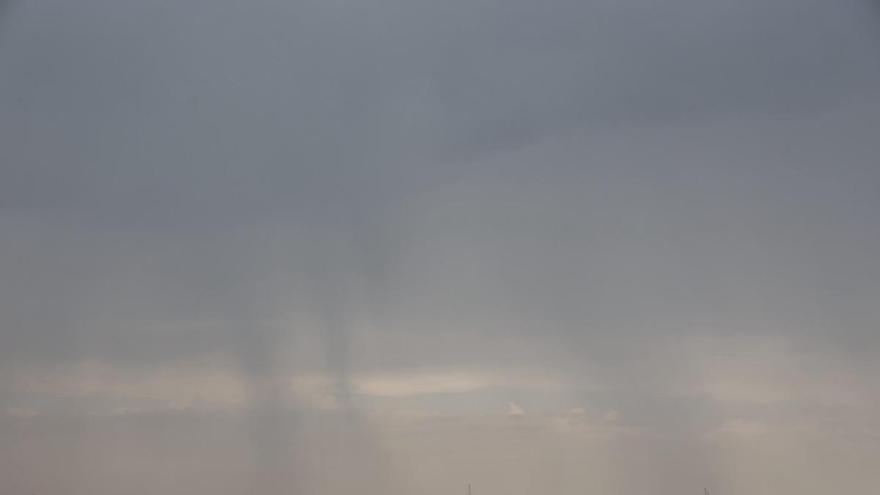 Se vacían las playas de València por la tormenta