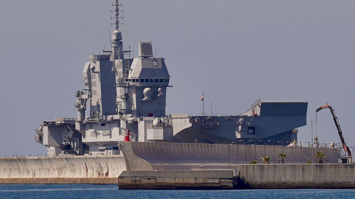 El buque anfibio de asalto 'Triestre', de la Marina Italiana, atracado en el Puerto de Málaga