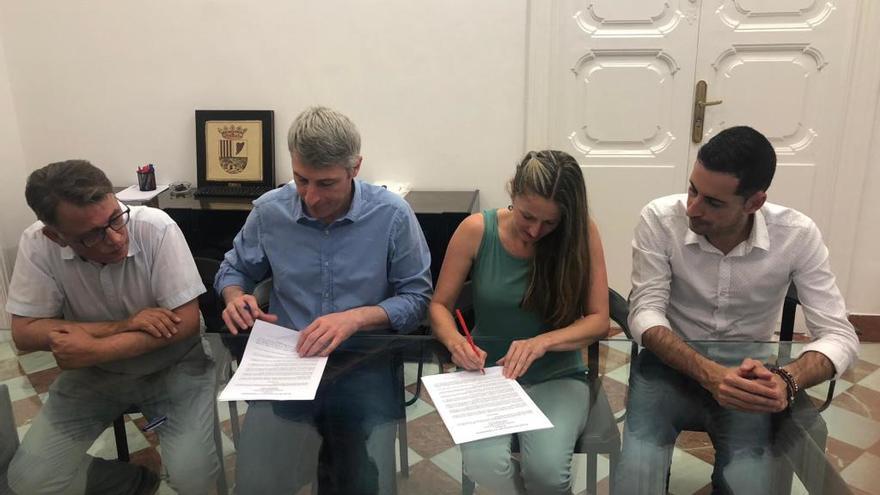 La firma del acuerdo para gobernar Oliva.