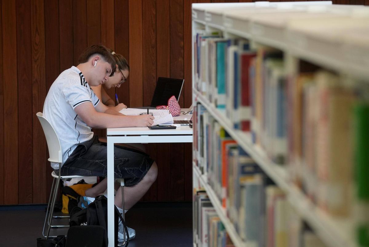 Córdoba. Gente estudiando para la PEVAU EN LA BIBLIOTECA DEL GRUPO CÁNTICO