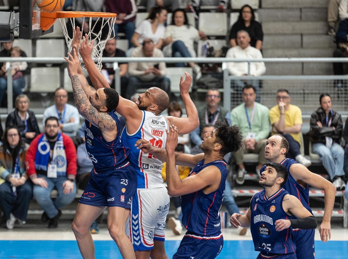 Kevin Larsen intenta una entrada a canasta frente a Obradoiro.