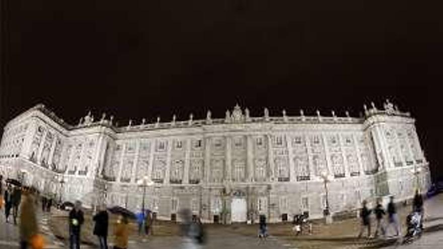 El Palacio Real, anoche. // Efe