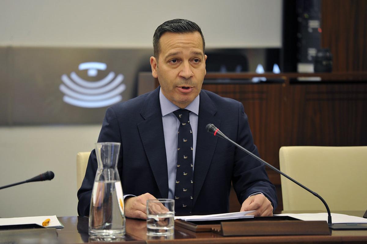 El vicepresidente de Desregulación, Familia y Servicios Sociales, Óscar Fernández, en la comisión del ramo en la Asmblea de Extremadura.