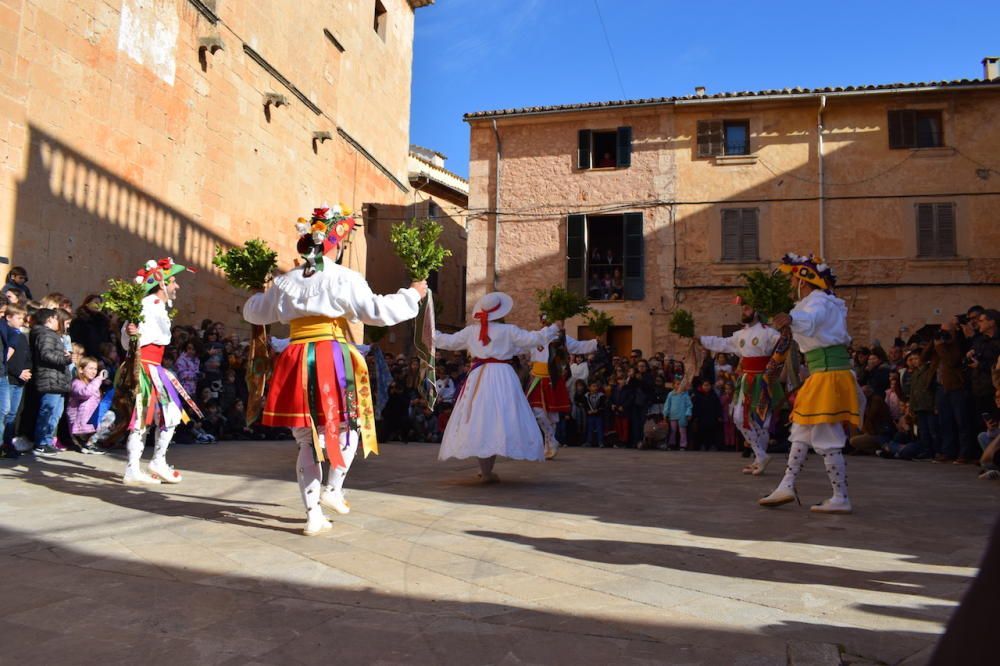 Los 'cossiers' de Algaida bailan en homenaje a su patrón Sant Honorat