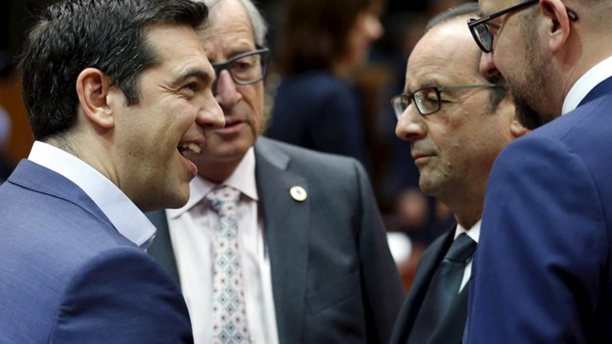 Tsipras, acompañado de Junker, Hollande y el primer ministro belga durante la cumbre de la eurozona este domingo.