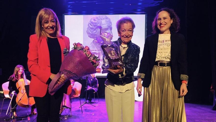 8-M en Almassora: Homenajean a la doctora Serra con el premio Clara Campoamor