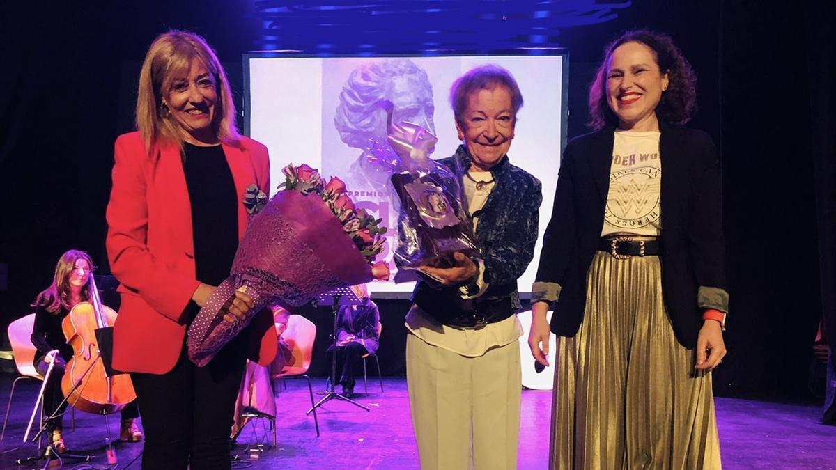 La doctora Serra (c), junto a la alcaldesa, Merche Galí (d) y la concejala de Servicios Sociales, María José Tormo (i).