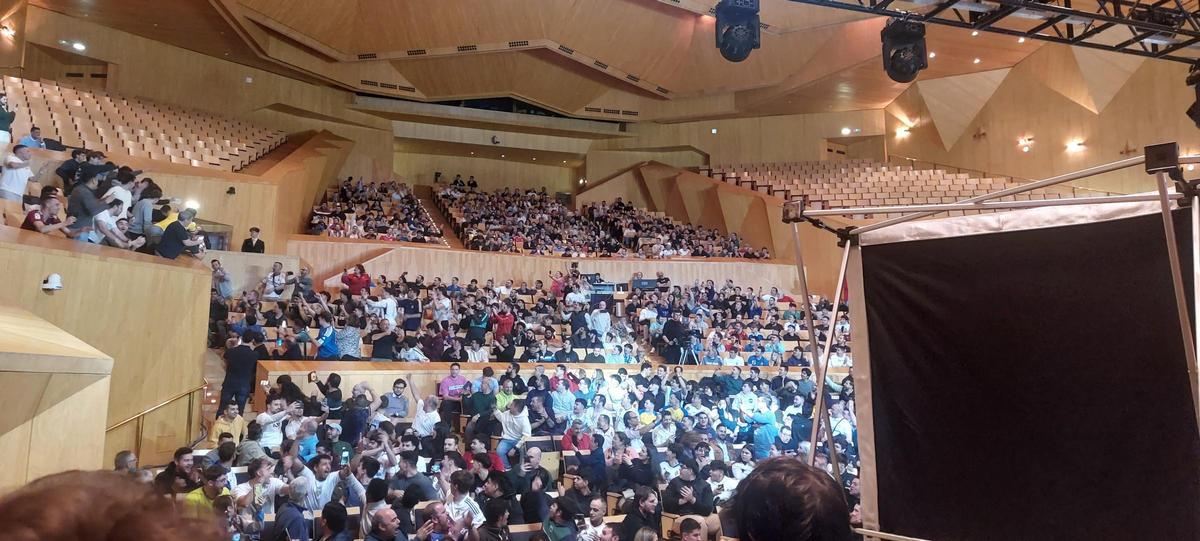 Aspecto de las gradas del auditorio durante el programa.