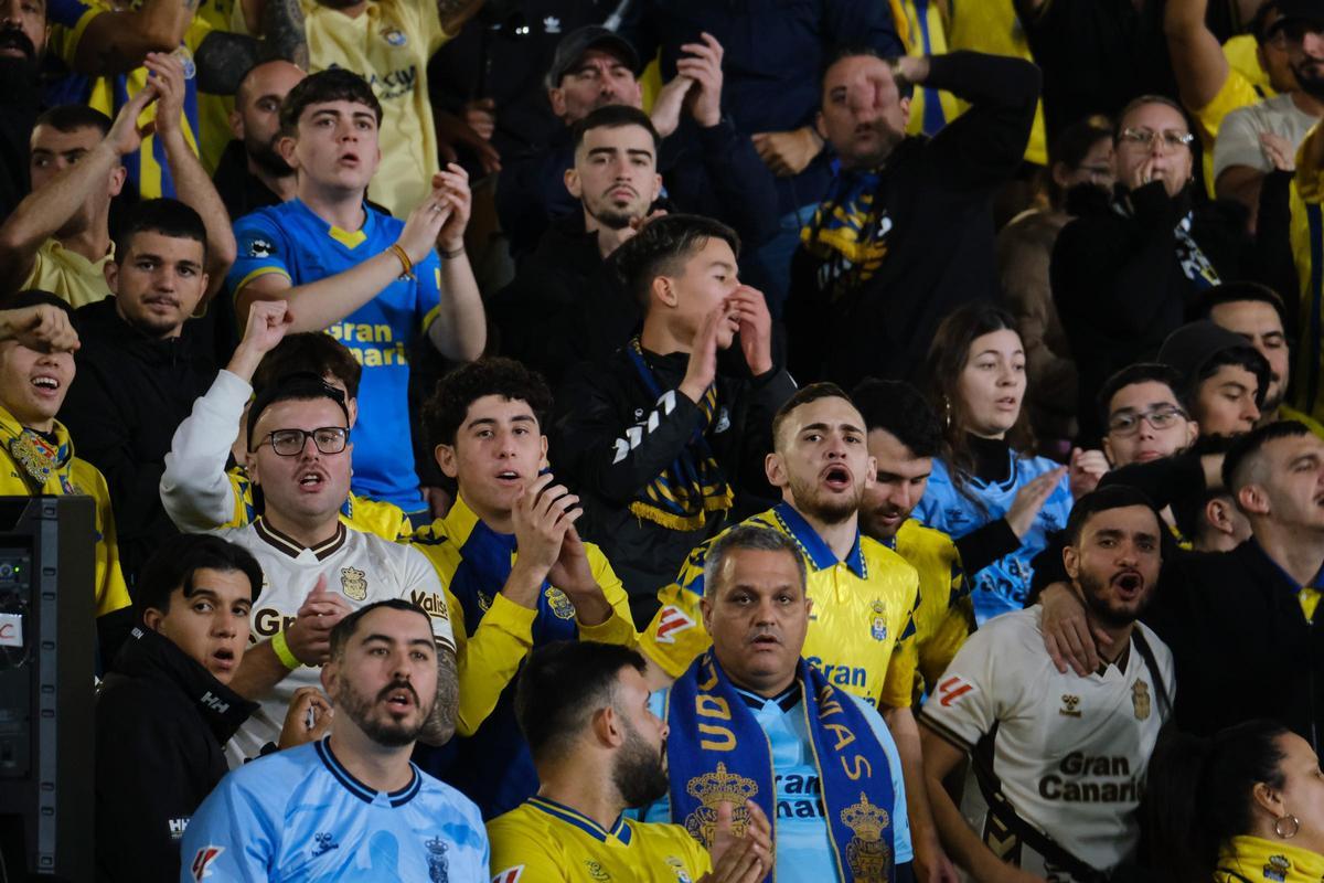 Aficionados de la UD Las Palmas animando al equipo en el feudo amarillo