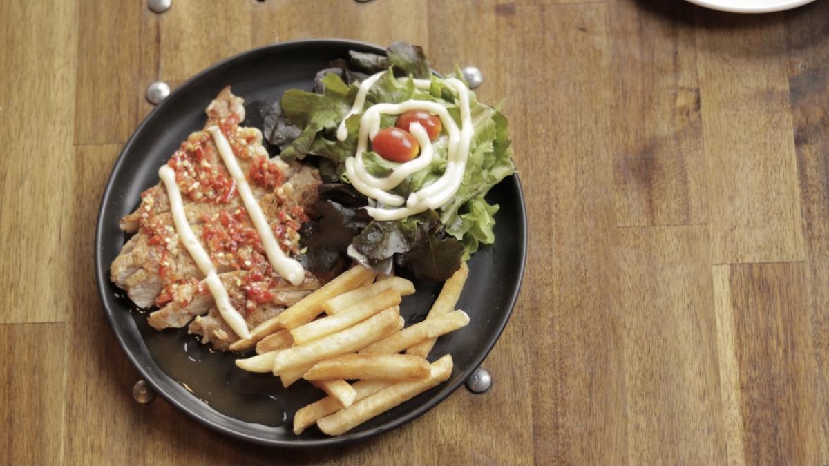 El plato combinado aún sobrevive en locales de estilo clásico.