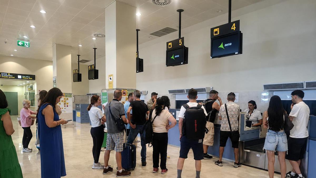 Video | Un avión de Iberia deja a un centenar de pasajeros en tierra en el aeropuerto de Badajoz.