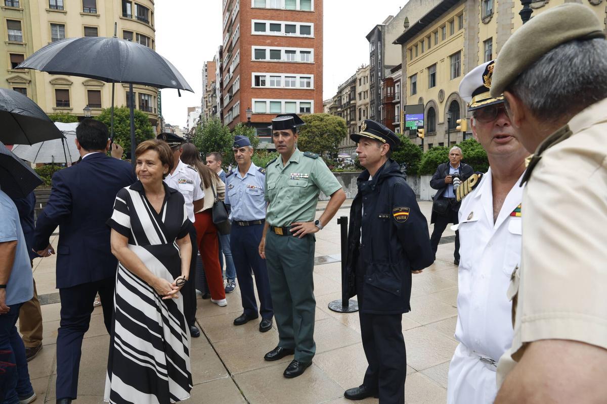 La ofrenda floral a Jovellanos en la plaza del Seis de agosto de Gijón, en imágenes