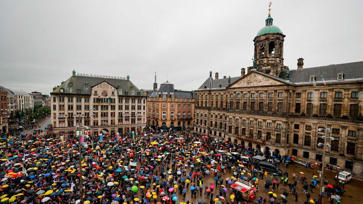 Manifestantes en la plaza Dam de Ámsterdam protestan contra las medidas del Gobierno de Países Bajos contra el coronavirus, el pasado 3 de octubre.