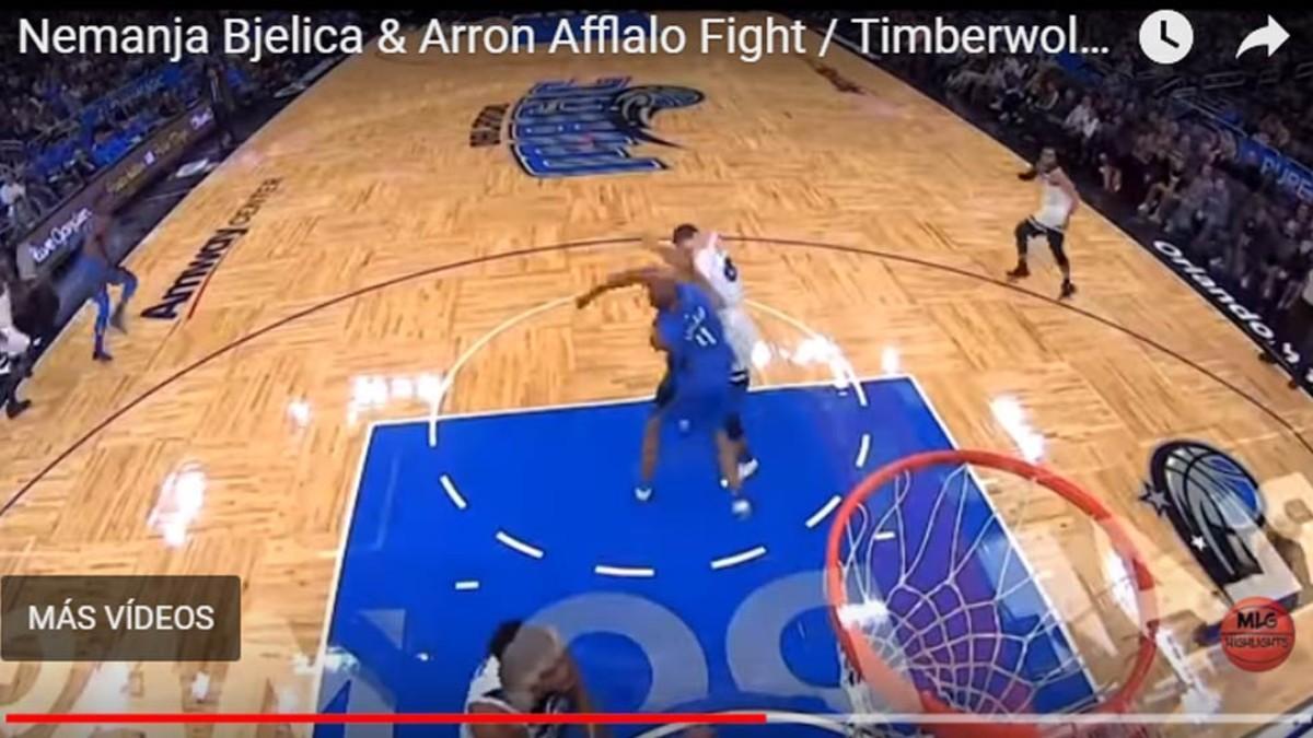 Afflalo primero empujó a Bjelica, que no reaccionó y luego le lanzó un derechazo