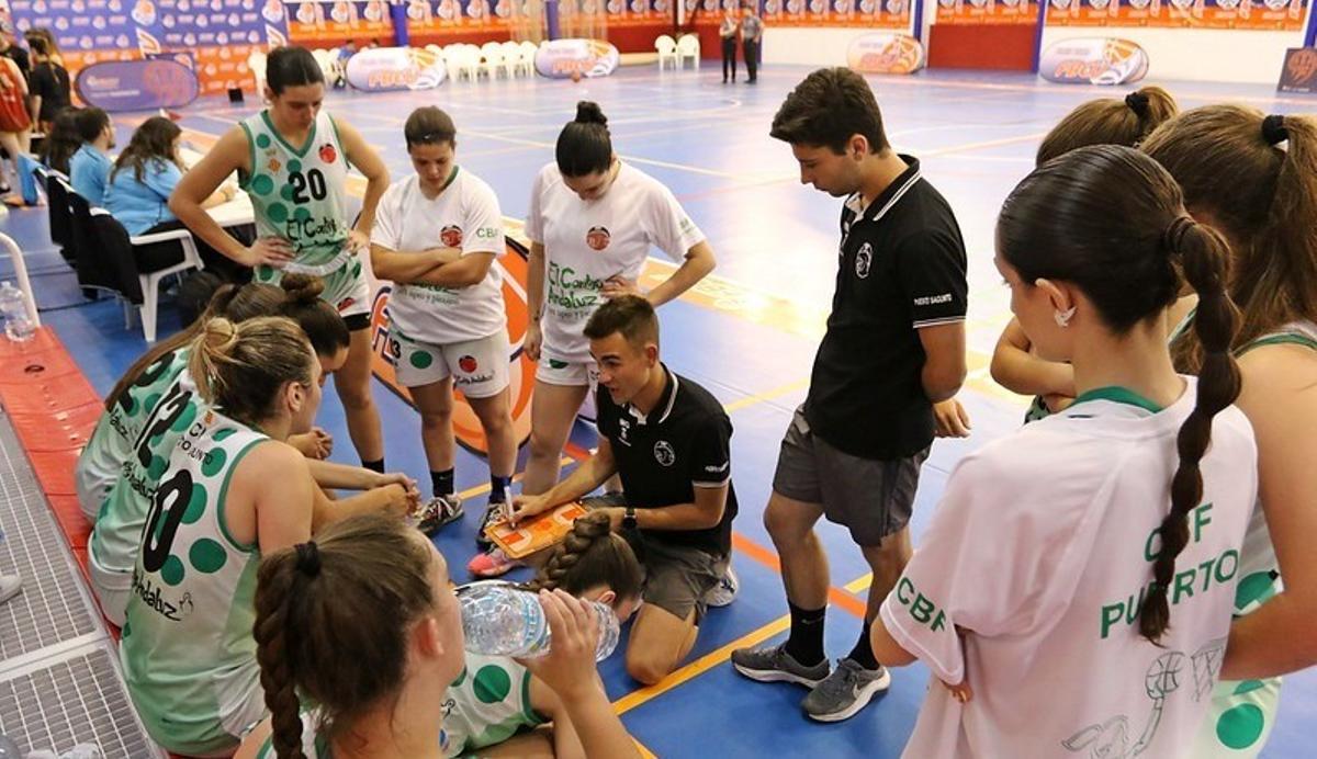 Manel García da instrucciones a sus jugadoras.