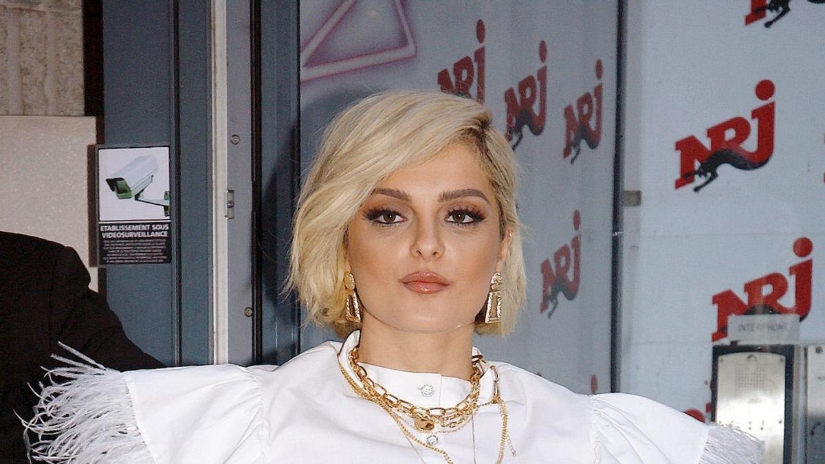 Bebe Rexha camiseta con plumas blancas