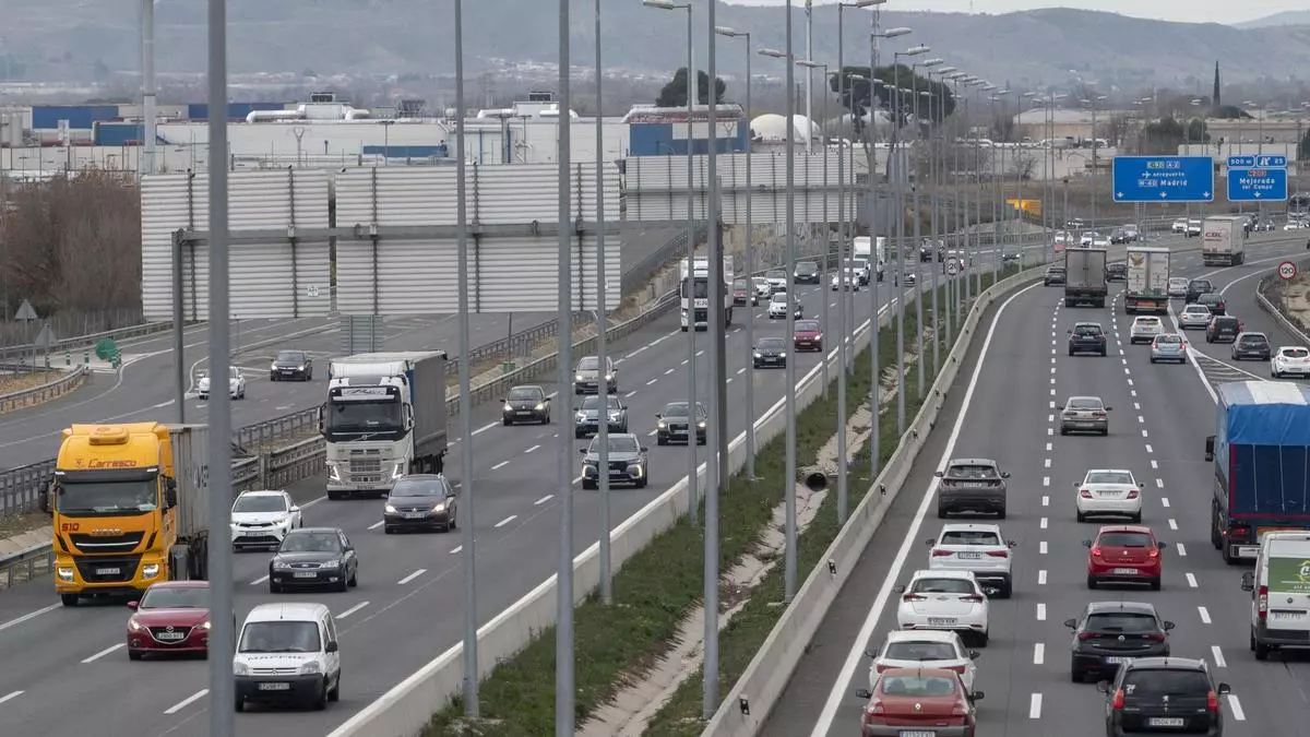 "Menos vuelos y más transporte público": los expertos que asesoran al Govern instan a reducir las emisiones un 67%