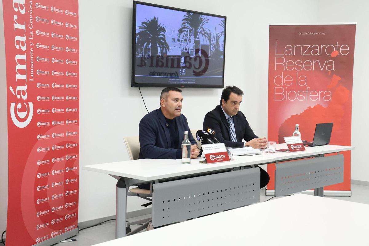 Oswaldo Betancort (i) y José Valle, en la Cámara de Comercio de Lanzarote y La Graciosa