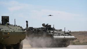 Defensa i aeroespai busquen 25.000 treballadors: remuneren amb 77.000 euros de mitjana i són un 70% més productius