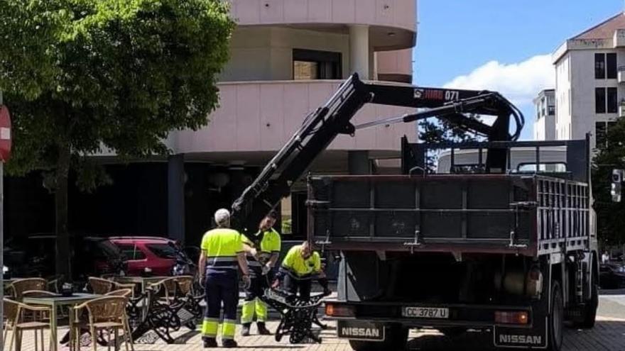 Denuncian la retirada de bancos en la calle Amberes de Cáceres para instalar una terraza