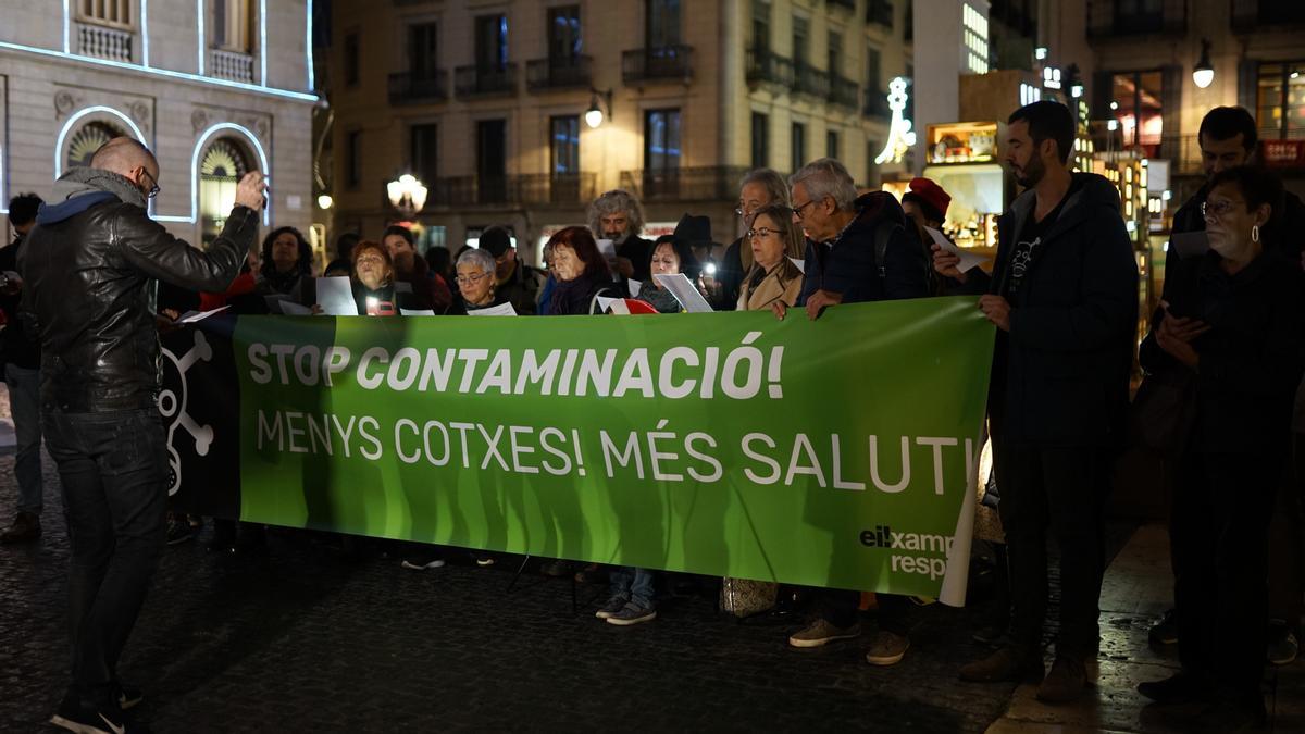 Miembros de Eixample Respira cantan el villancico 'fum, fum, fum' frente al ayuntamiento, en diciembre del 2019