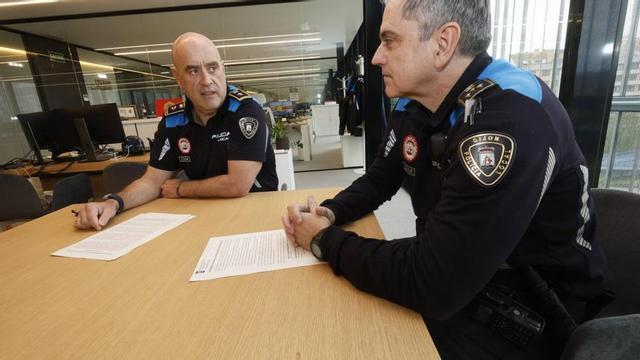 Por la izquierda, Arturo Artime y el inspector Rafael González Ruiz, ayer, en la comisaría local.  | MIKI LÓPEZ