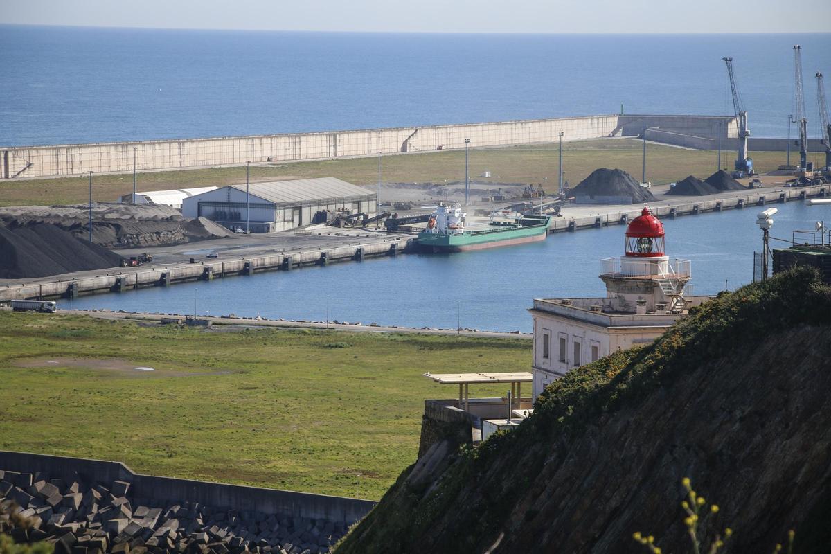 Vista de parte de la ampliación de El Musel, con el faro de torres a la derecha de la imagen.