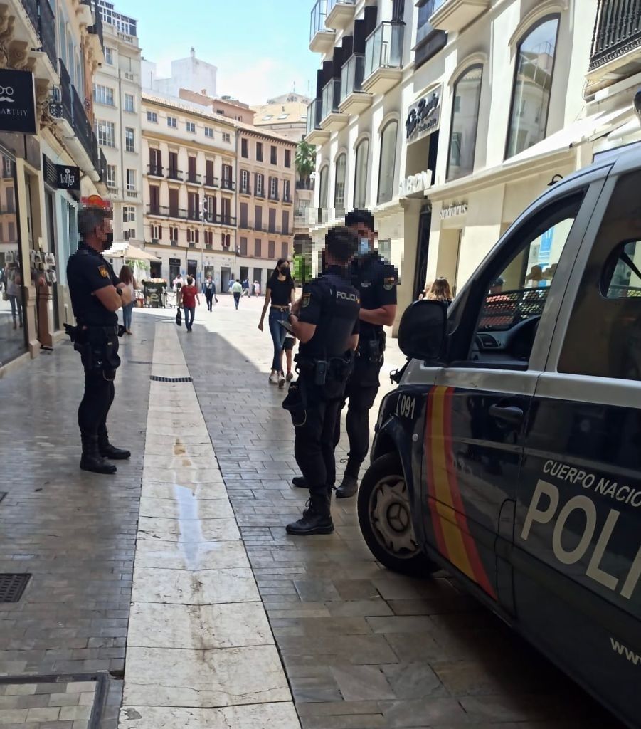 Policías nacionales en el Centro de Málaga.