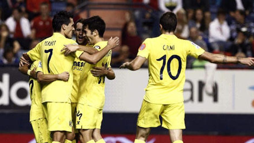 Los jugadores del Villarreal celebran el segundo gol del equipo, conseguido por Aquino.