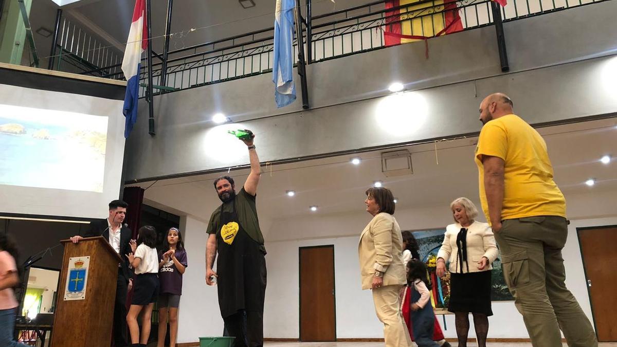 Alejandro Blanco escanciando, en septiembre pasado, una de las dos últimas botellas de sidra que quedaban en el Centro Asturiano de Santa Fe y que databan de 2005.