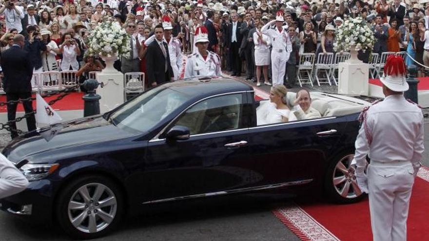 Alberto de Mónaco y Charlene en uno de los vehículos