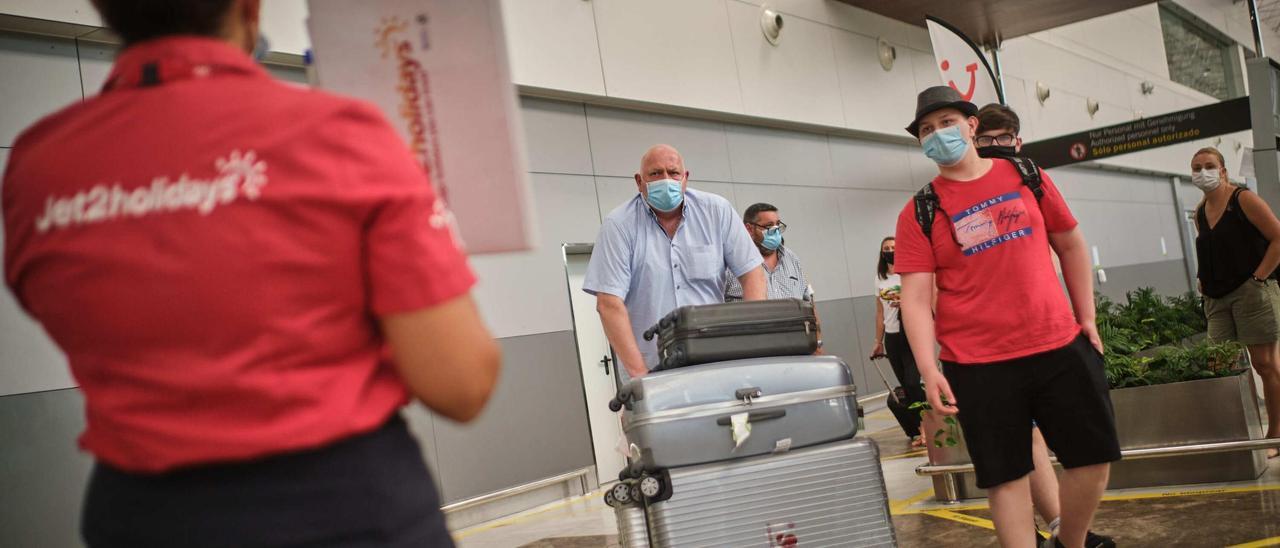 Varios turistas en el aeropuerto de Tenerife Sur.