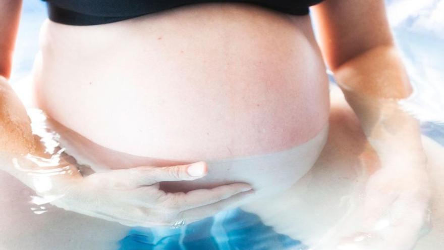 Los expertos sólo recomiendan partos en el agua en embarazos que no tengan riesgo.