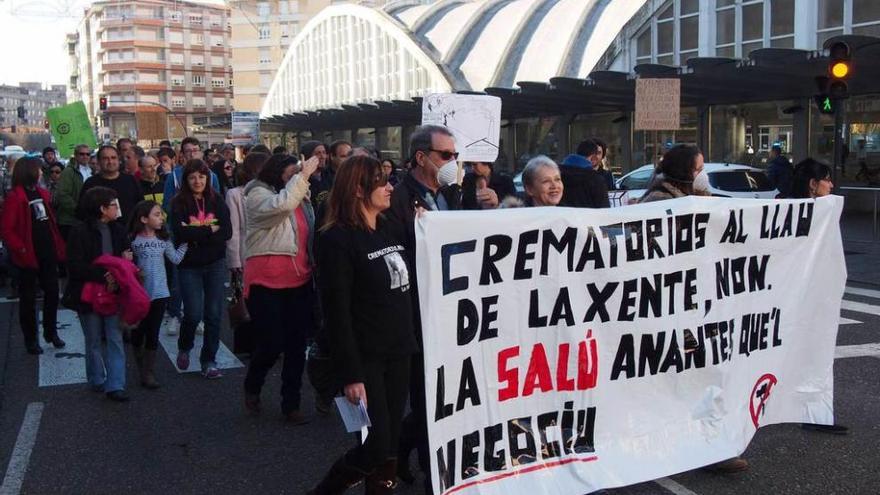 Los manifestantes, ayer, a su paso por la calle Alcalde Parrondo.