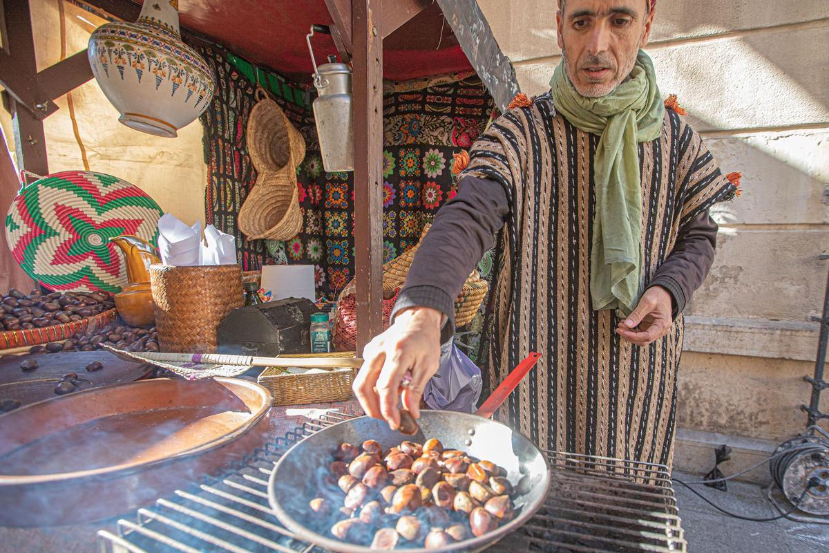 Puesto de castañas, uno de los productos típicos del mercado