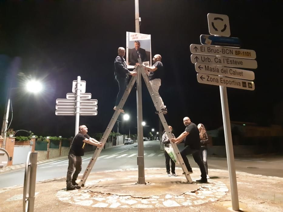 Penjada de cartells de Junts per Catalunya al Bage