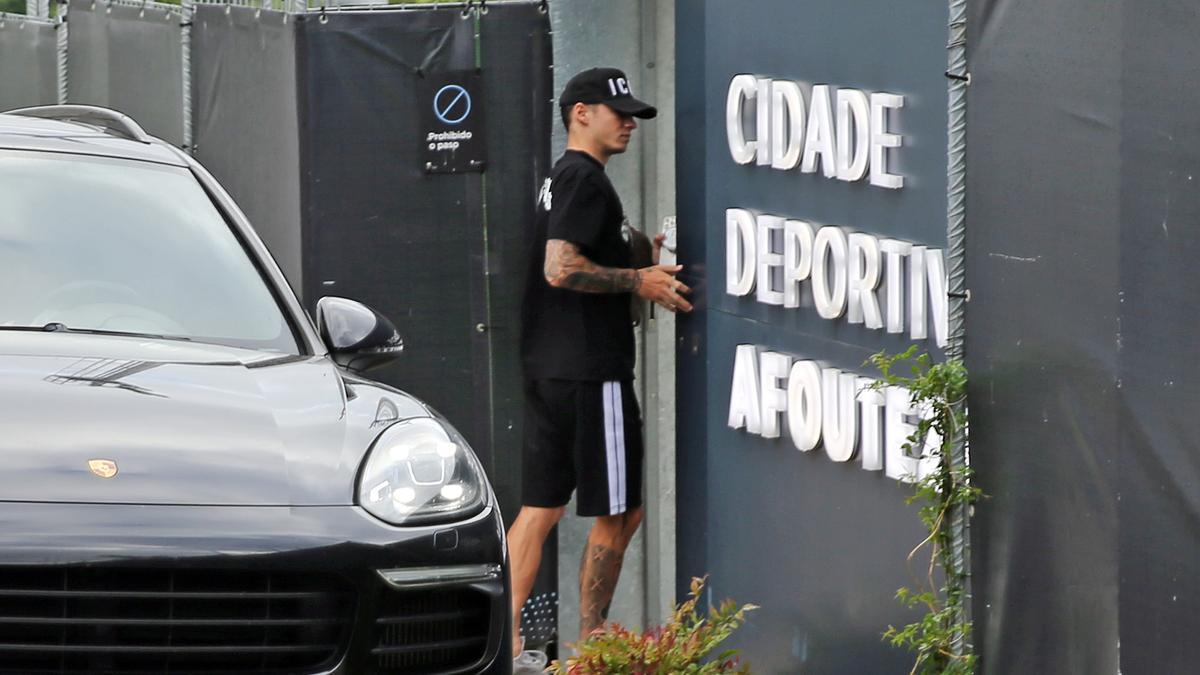 Llegada de Santi Mina a los entrenamientos