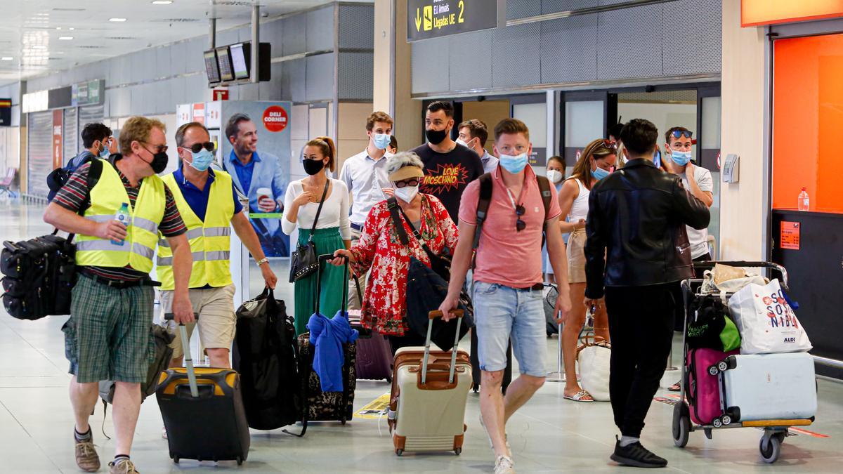 Turistas británicos ayer en el aeropuerto.
