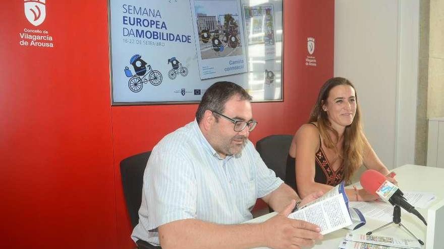 Los ediles Lino Mouriño y Paola María Mochales presentan la programación. // Noé Parga