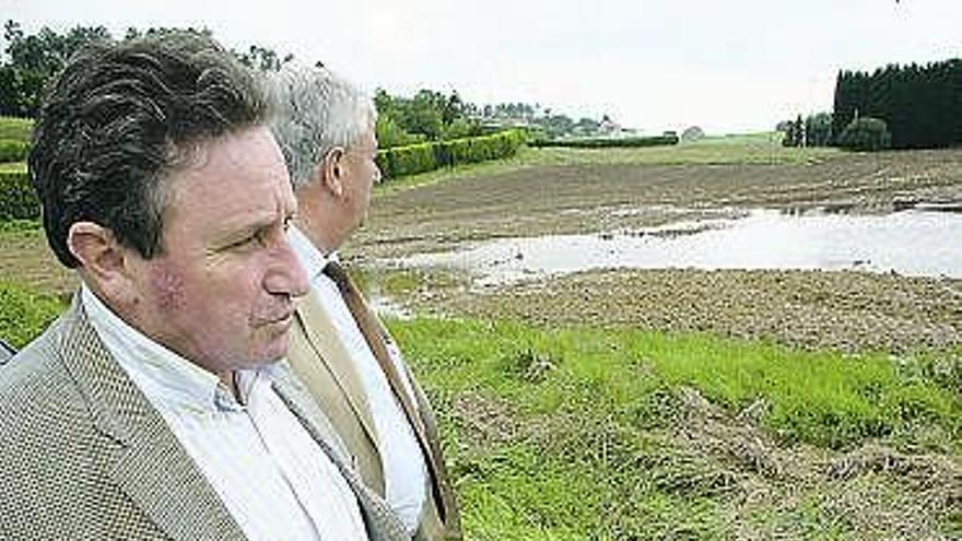 Ramón Artime y Salvador Fernández, ante una plantación de maíz anegada.