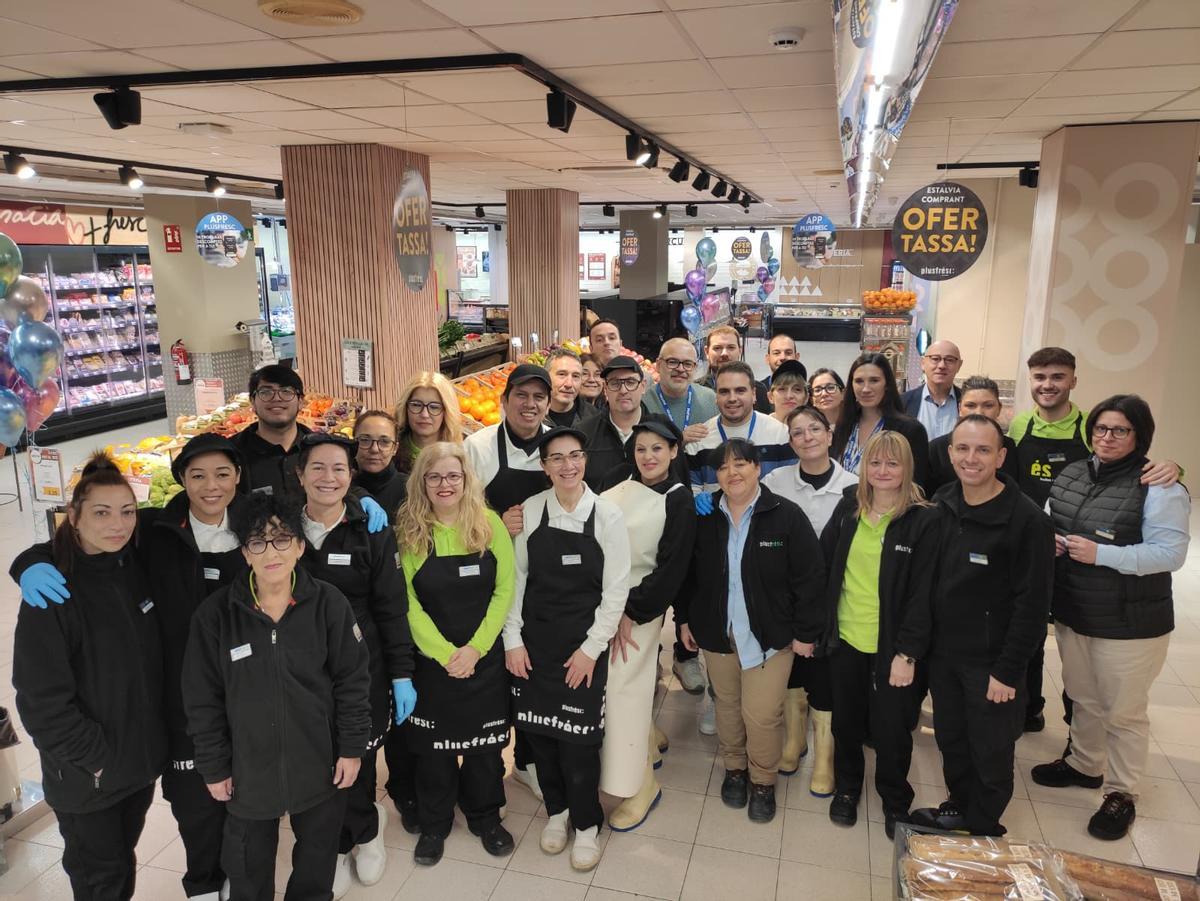 Foto de familia de los trabajadores del nuevo Plusfresc de Mataró.