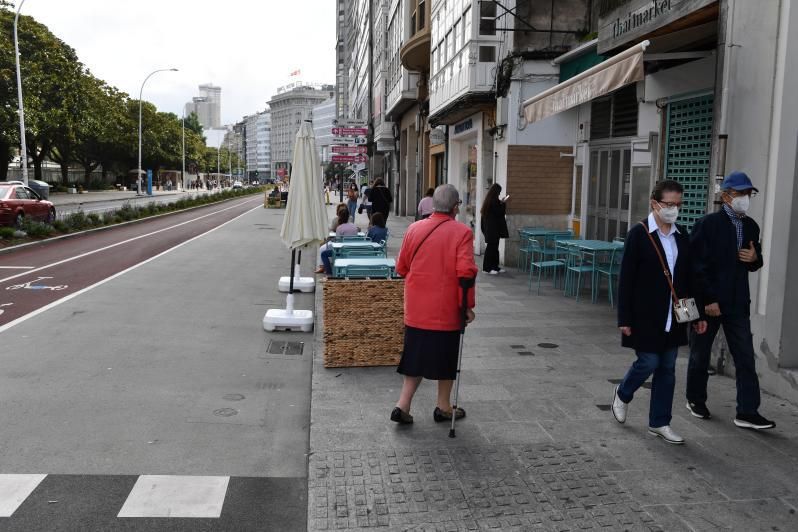 Una persona mayor cruza el escalón de los Cantones, zona recientemente peatonalizada.   | // VÍCTOR ECHAVE