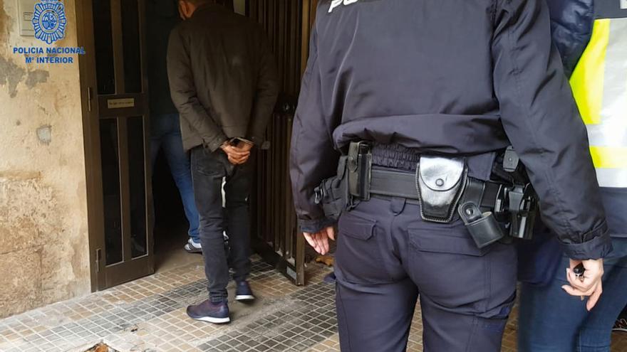 Agentes de la PolicÃ­a Nacional con un detenido por obligar a la joven a prostituirse.