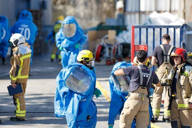 Imatges dels Bombers de la Generalitat treballant en la fuita al polígon de Bufalvent de Manresa
