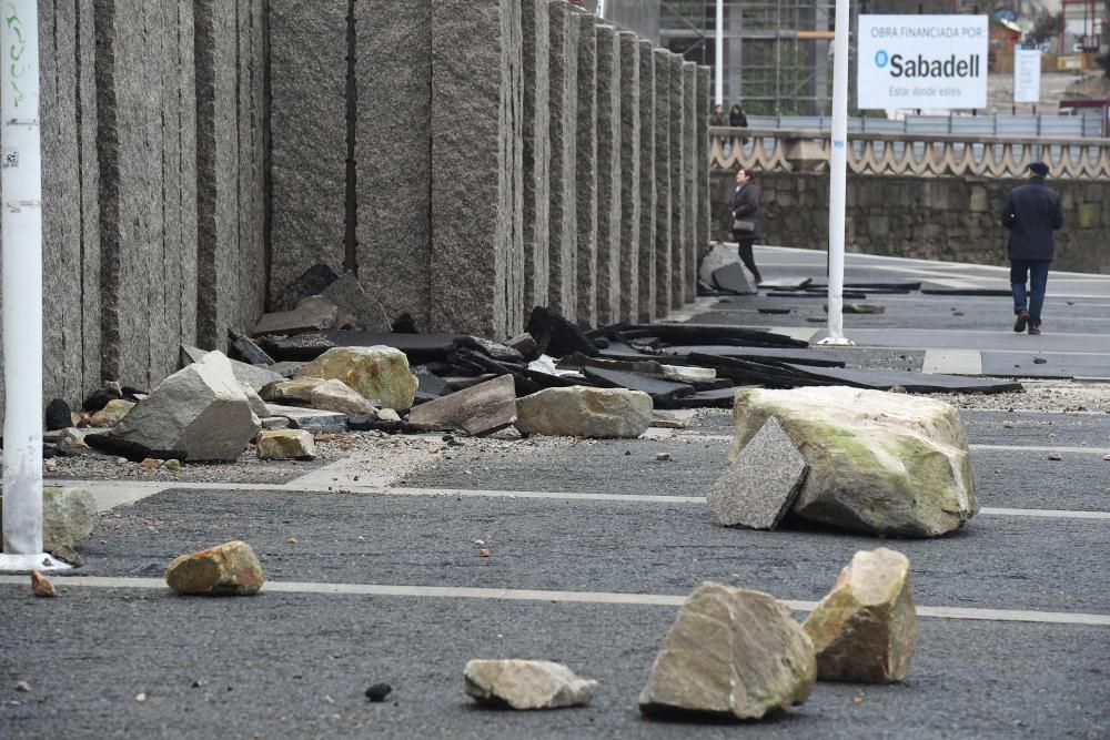 Daños en A Coruña por las olas en alerta roja