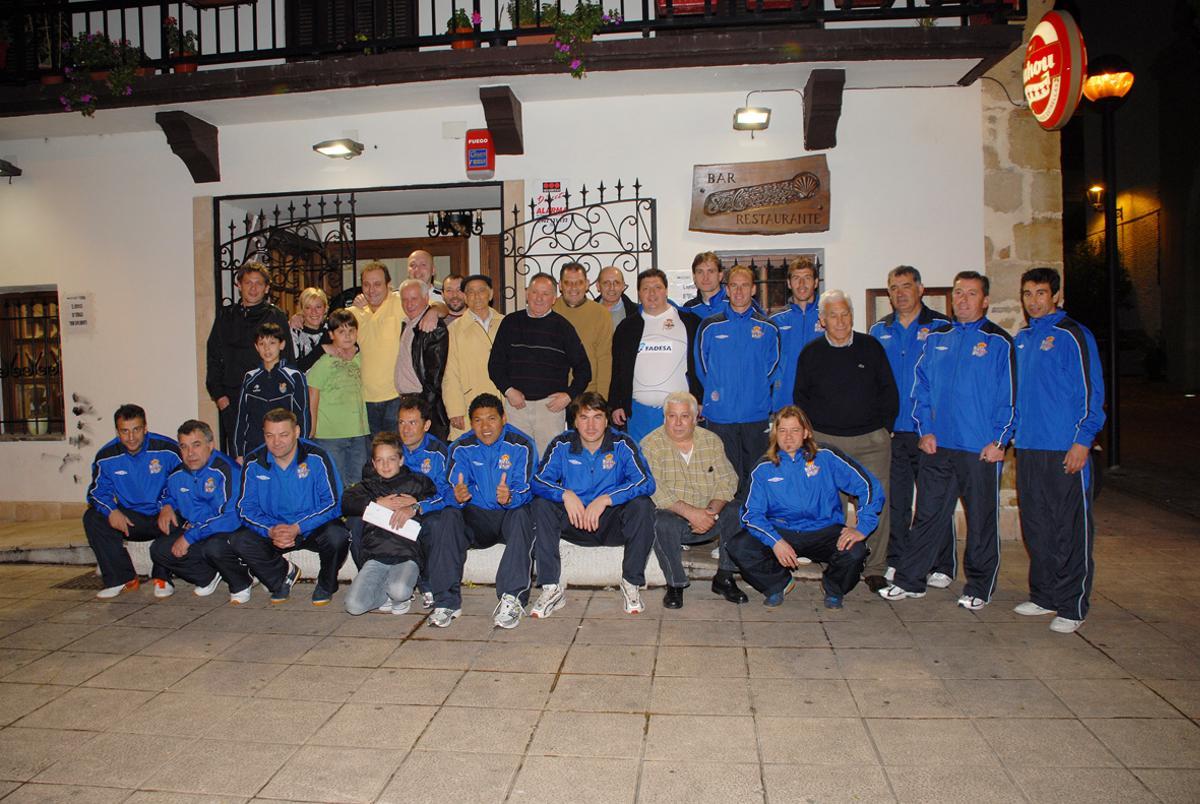La plantilla del Dépor indoor, en El Caserío, antigua sede de la peña, junto a sus peñistas