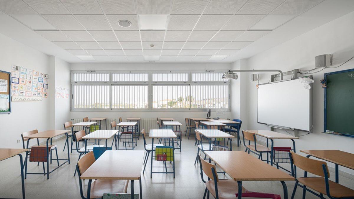 Un aula sin alumnos.
