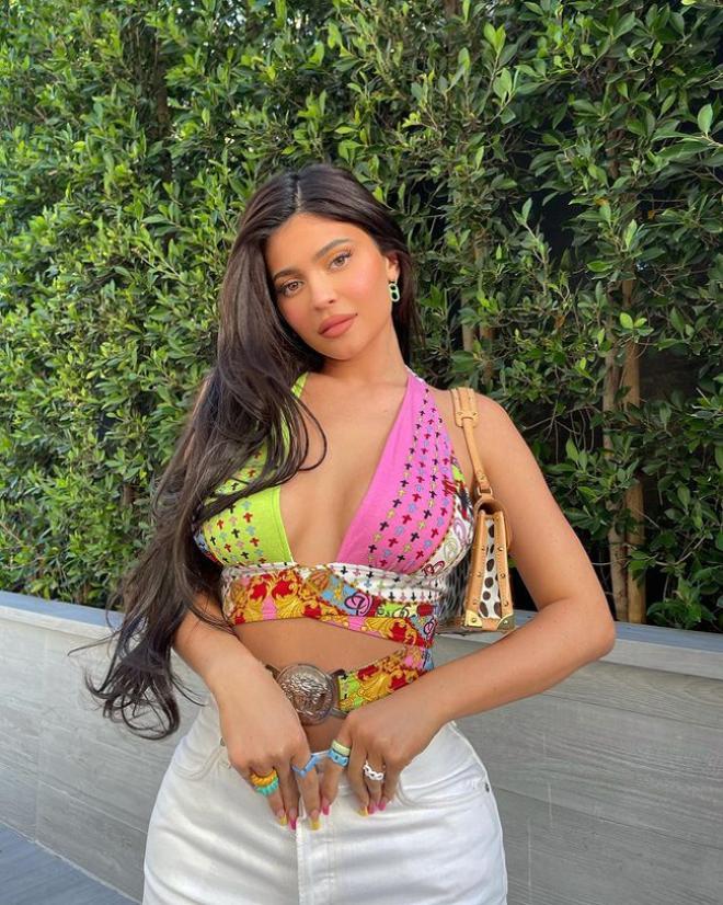 Kylie Jenner confirma que este año se llevaran los accesorios de plástico