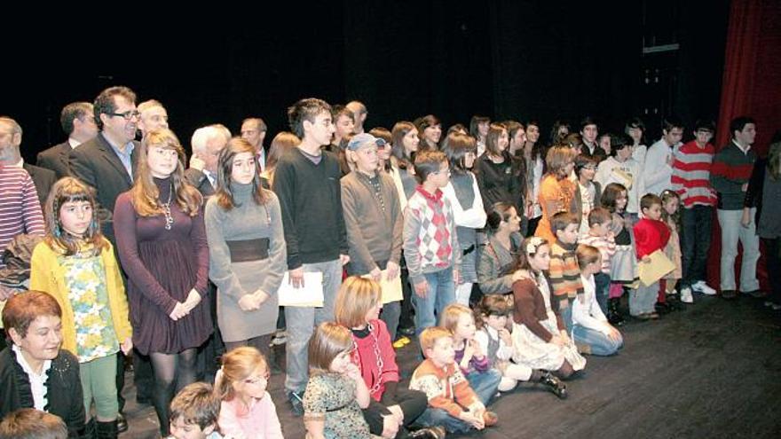 Los alumnos premiados y miembros del jurado posaron al finalizar el acto.